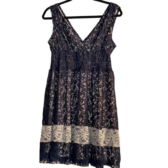 Pinky Lace Dress With V-Neck & Contrast Trim Detail - Picture 1 of 11